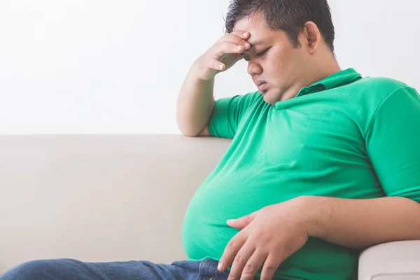 Zwaarlijvige man denken over zijn gewichtsprobleem — Stockfoto