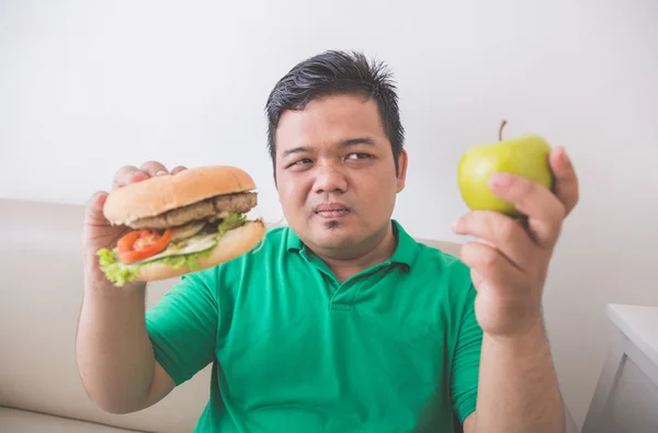 Cuál elegir entre manzana y hamburguesa — Foto de Stock