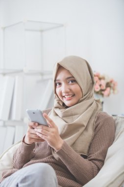 cep telefonu kullaranarak mutlu Asyalı kadın