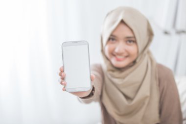 kadın gösteren cep telefonu ekran ve kamera için gülümseme