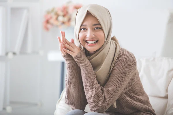 Attraktive junge Frau mit Kopftuch lächelnd — Stockfoto