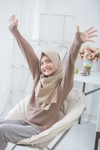 Enthousiast jonge vrouw met hijab haar arm opstaan — Stockfoto