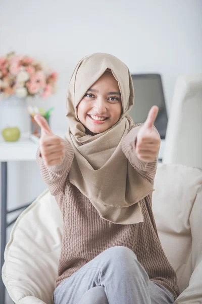 Eccitata giovane donna con hijab sorridente — Foto Stock