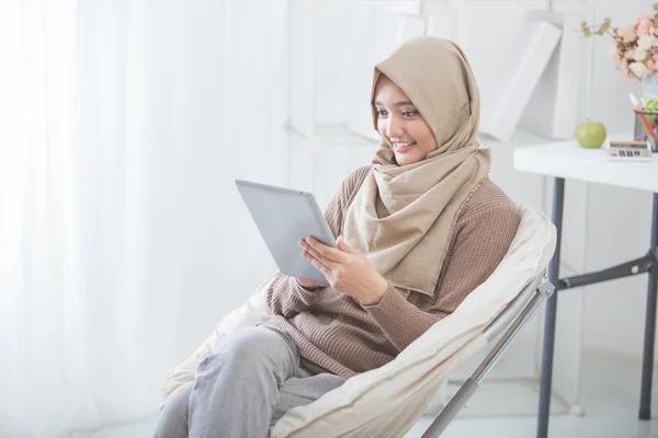 Moderna mujer asiática usando tableta pc — Foto de Stock