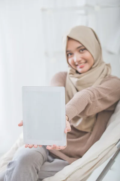 Mujer mostrando la pantalla de la tableta y sonrisa a la cámara —  Fotos de Stock