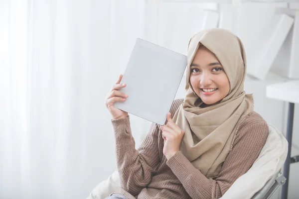 Mujer mostrando la pantalla de la tableta y sonrisa a la cámara —  Fotos de Stock