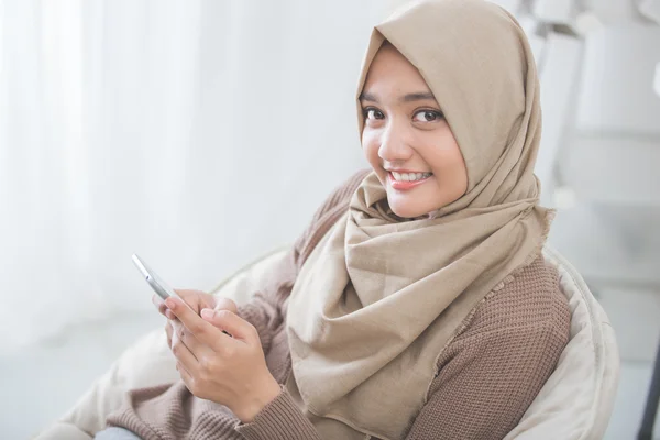 Gelukkig Aziatische vrouw met behulp van mobiele telefoon — Stockfoto