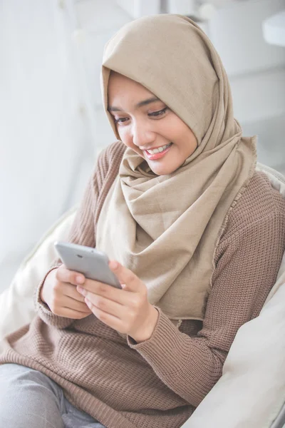 Mujer asiática feliz usando teléfono móvil —  Fotos de Stock