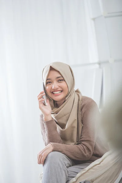 Glücklich asiatische Frau telefonieren mit Handy — Stockfoto