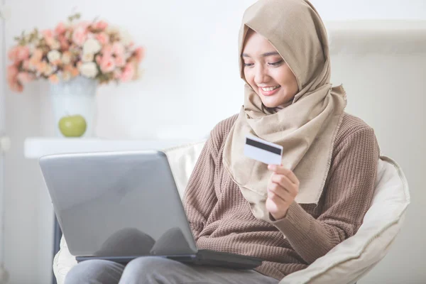 Mulher feliz compra produto através de compras on-line — Fotografia de Stock