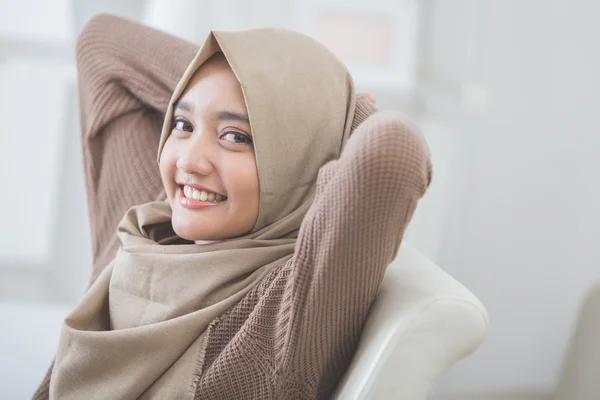 Bonita asiático mulher vestindo hijab — Fotografia de Stock