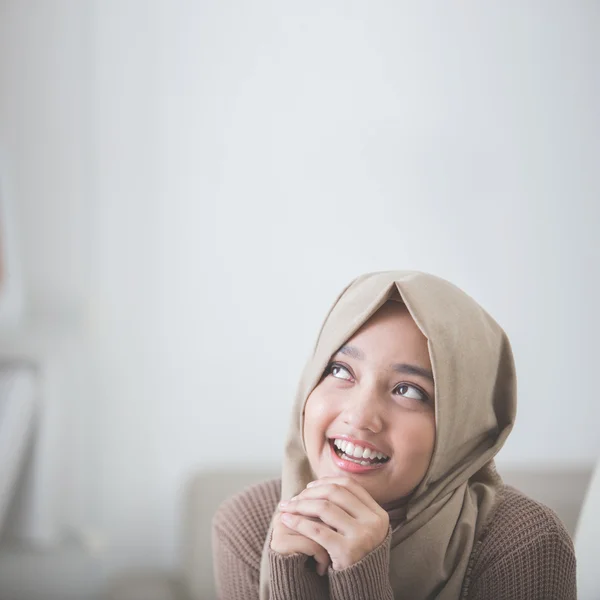 Gelukkig jonge vrouw denken — Stockfoto