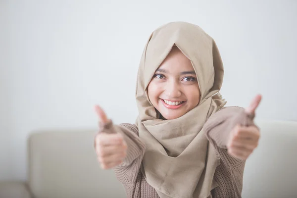 Excitada joven con hijab sonriendo —  Fotos de Stock