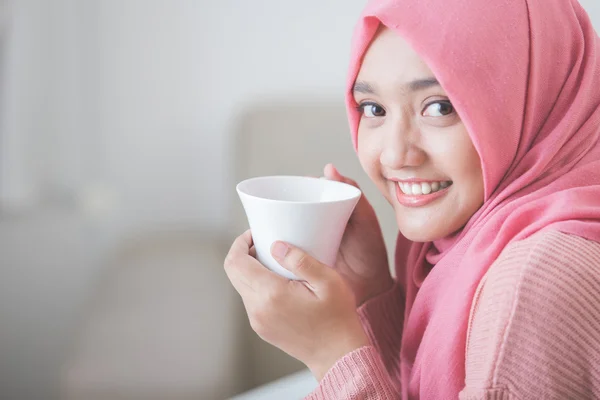 Bonita mujer asiática usando hijab disfrutando de café — Foto de Stock