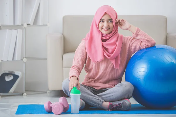 Женщина с хиджабом делает упражнения дома — стоковое фото