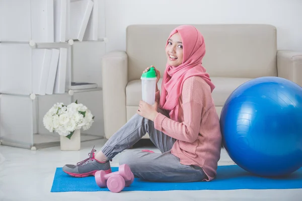 Frau mit Hidschab macht Sport zu Hause — Stockfoto