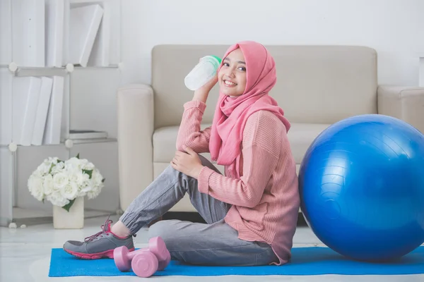 Frau mit Hidschab macht Sport zu Hause — Stockfoto