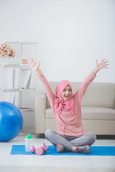 Evde egzersiz yaparak hijab kadınla — Stok fotoğraf