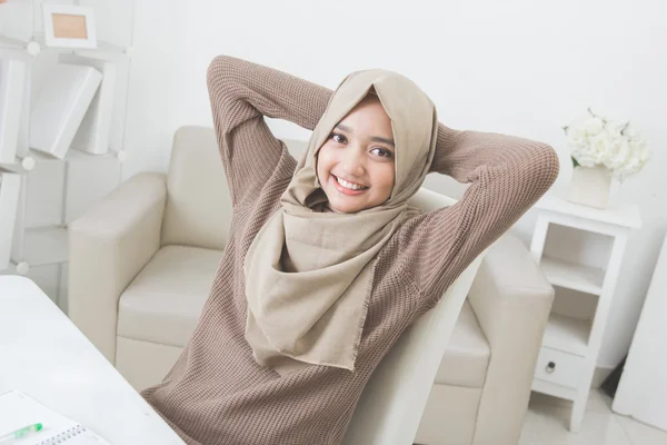 Hijab giyen güzel Asyalı kadın — Stok fotoğraf
