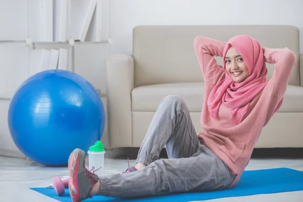 Frau dehnt sich beim Sport zu Hause — Stockfoto