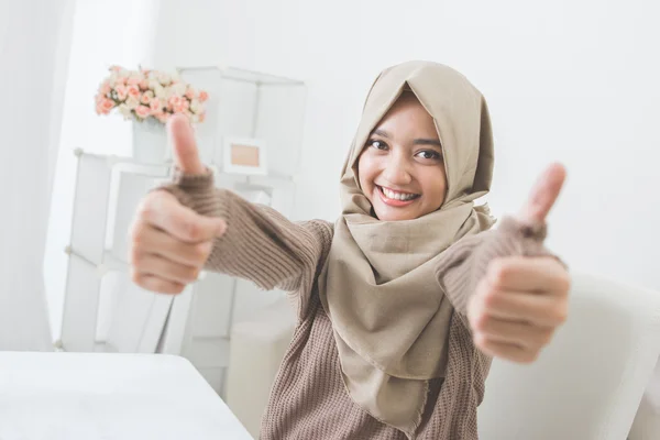 Mujer joven excitada con hijab — Foto de Stock