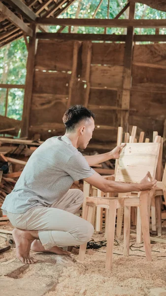 Tischler hockt beim Zusammenbau von Holzstühlen — Stockfoto