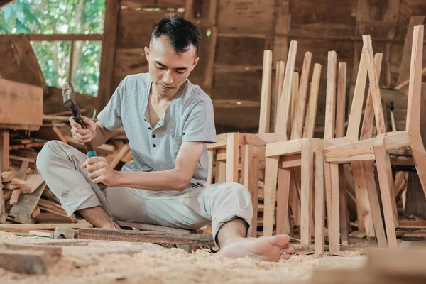 Tischler sitzen, während sie mit Meißeln Holz schnitzen — Stockfoto