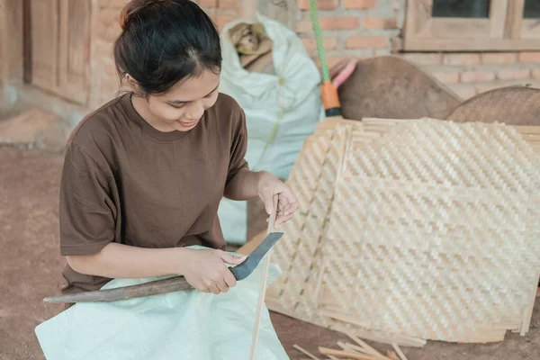 Arbeiterinnen stellen Bambusmatten mit Messern her — Stockfoto