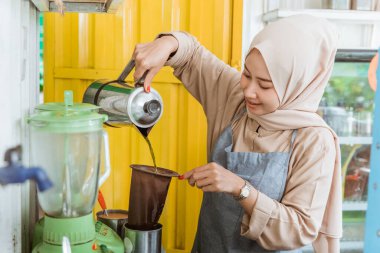Bir kadın içki yapar.
