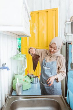 Bir kadın içki yapar.