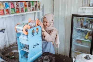 Bir kadın makineyle içkiye bastı.