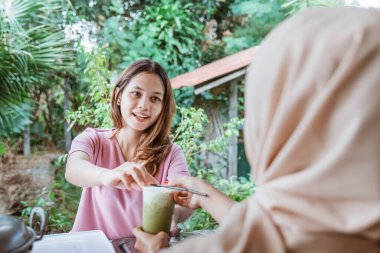 Garsonlar içkiyi kadına verir.