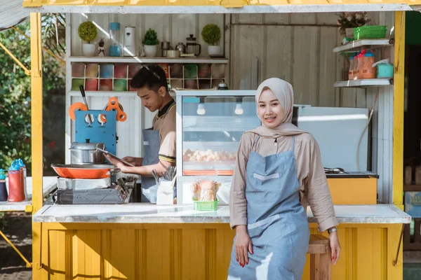 Bela mulher muçulmana empresária em sua pequena barraca de comida — Fotografia de Stock