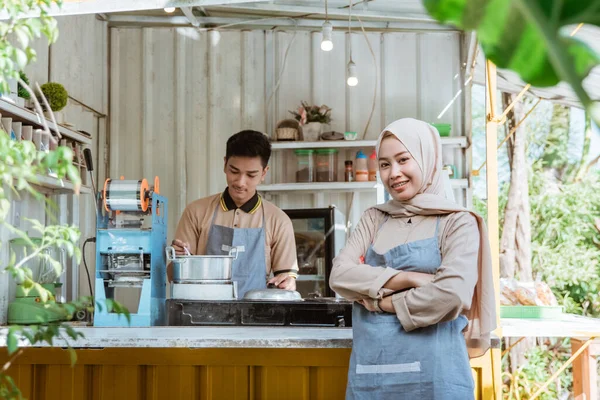 Güzel Müslüman kadın girişimci küçük yemek standında. — Stok fotoğraf