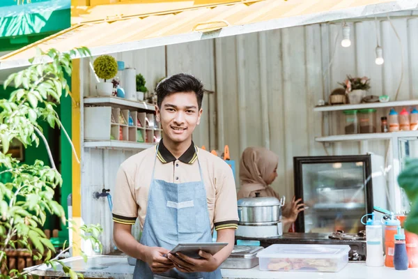 Portrét mladých muslimů prodávajících jídlo a nápoje v jeho malém obchodě — Stock fotografie