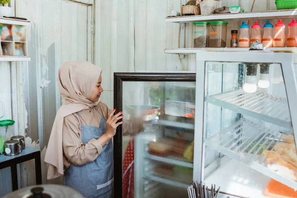 Retrato de uma jovem muçulmana tomar algo — Fotografia de Stock