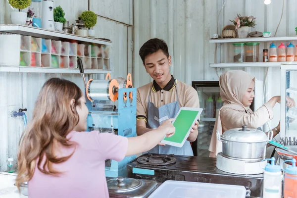 Vrouw kiest eten in menu in kleine winkel — Stockfoto