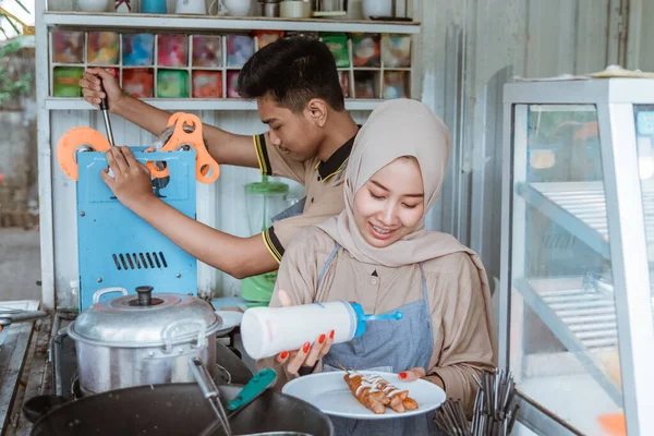 Homens e mulheres jovens muçulmanos que estão preparando prato — Fotografia de Stock
