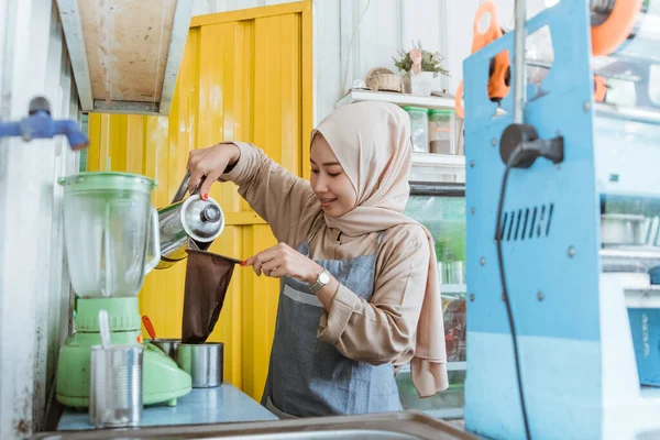 Bir kadın içki yapar.