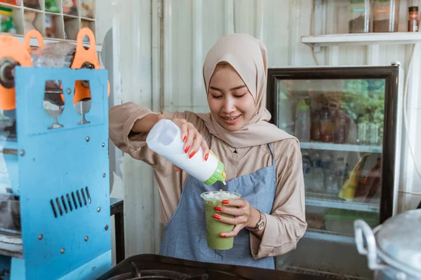 Una mujer vierte una leche — Foto de Stock