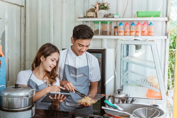 Retrato de hombres y mujeres jóvenes preparan la comida — Foto de Stock