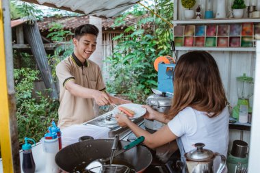Müşteriler yemeklerini küçük sokak yemekçilerinden topluyor.
