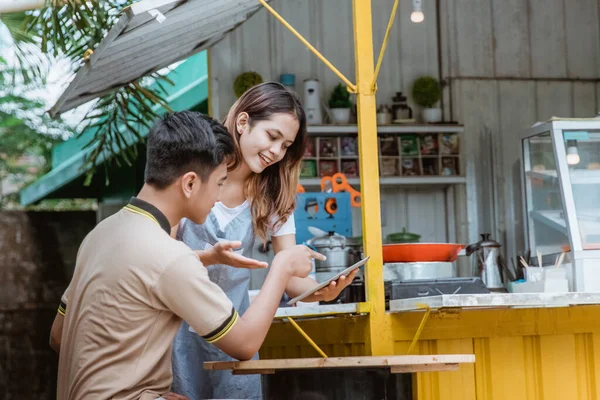 Homem escolhe comida no menu — Fotografia de Stock