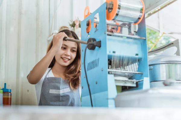 Uma mulher pressionou a bebida com a máquina — Fotografia de Stock