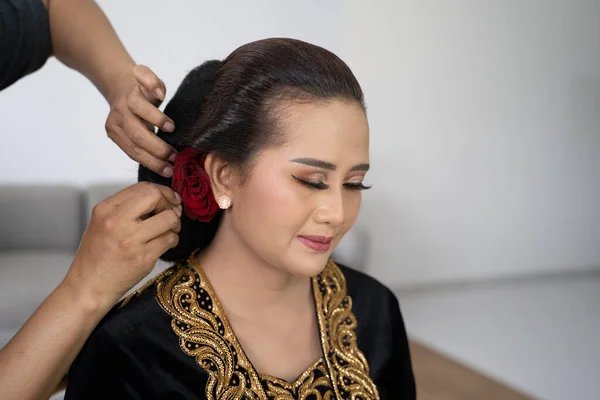 Zblízka žena mají make-up služby — Stock fotografie