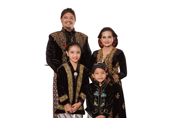 Retrato de uma família feliz vestindo roupas tradicionais javanesas. — Fotografia de Stock