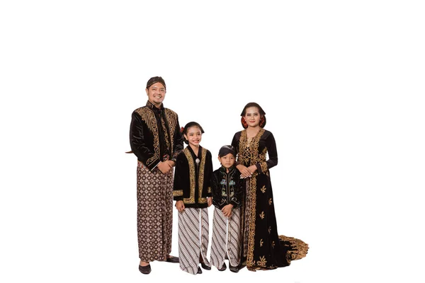 Porträtt av en lycklig familj i traditionella javanesiska kläder. — Stockfoto