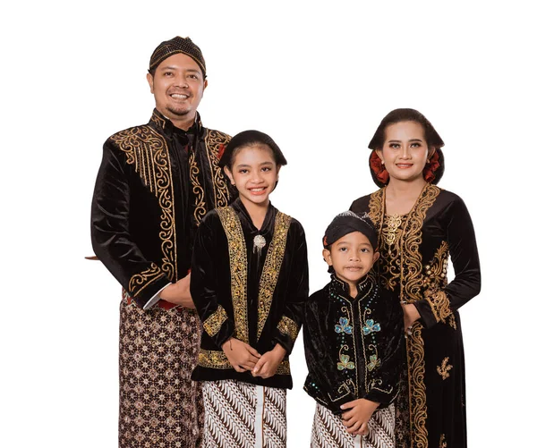 Retrato de uma família feliz vestindo roupas tradicionais javanesas. — Fotografia de Stock