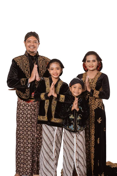 Retrato de uma família feliz vestindo roupas tradicionais javanesas. — Fotografia de Stock