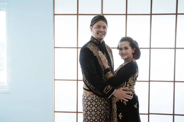 Portrait happy men and women wearing javanese traditional clothes. — Stock Photo, Image